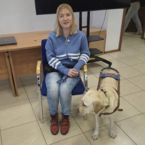 Osoba niewidoma z psem przewodnikiem